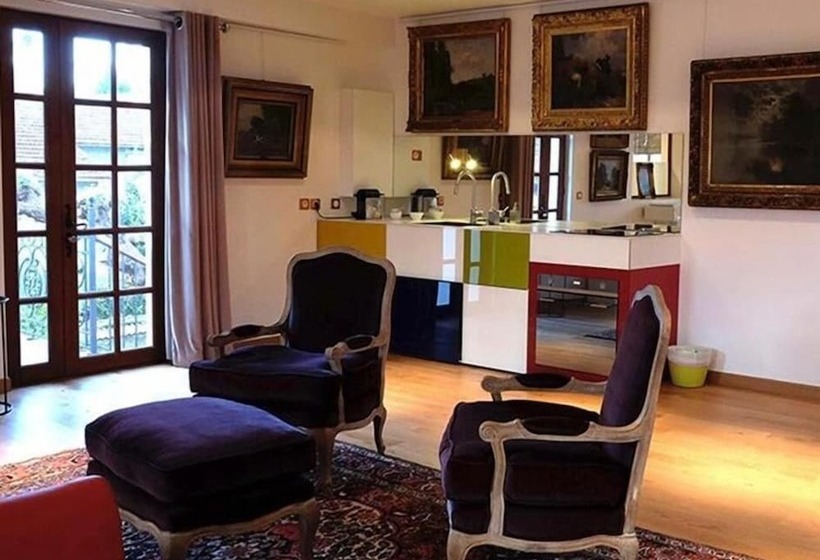 Bed and Breakfast Besharat Gallery & Museum