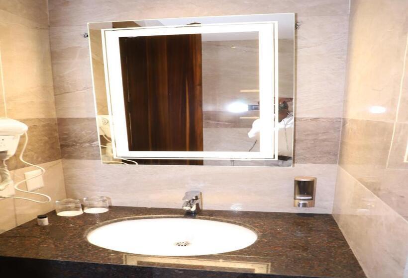 هتل Geeta Sarovar Portico Panipat