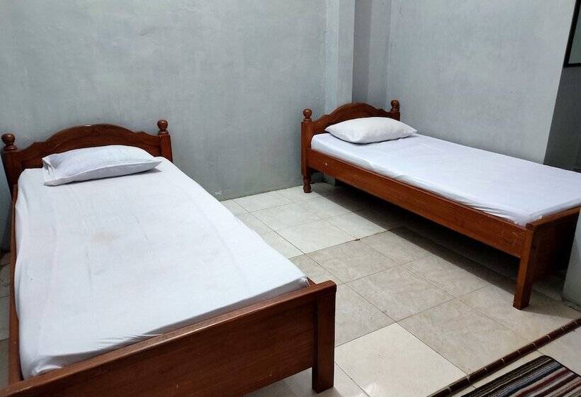 בית מלון כפרי Keluarga Mekar Jaya Syariah Near Uns Solo