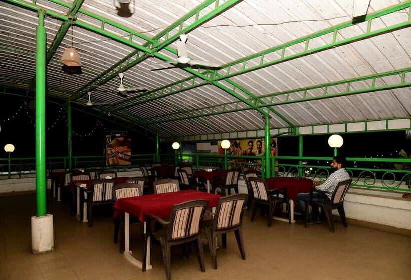 בית מלון כפרי Monarch Center Point Near Dahanu Beach, Bordi