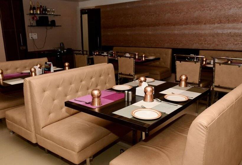 בית מלון כפרי Monarch Center Point Near Dahanu Beach, Bordi