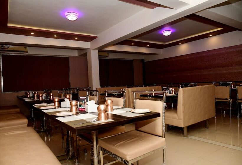 בית מלון כפרי Monarch Center Point Near Dahanu Beach, Bordi