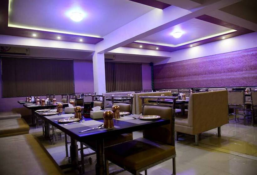 בית מלון כפרי Monarch Center Point Near Dahanu Beach, Bordi