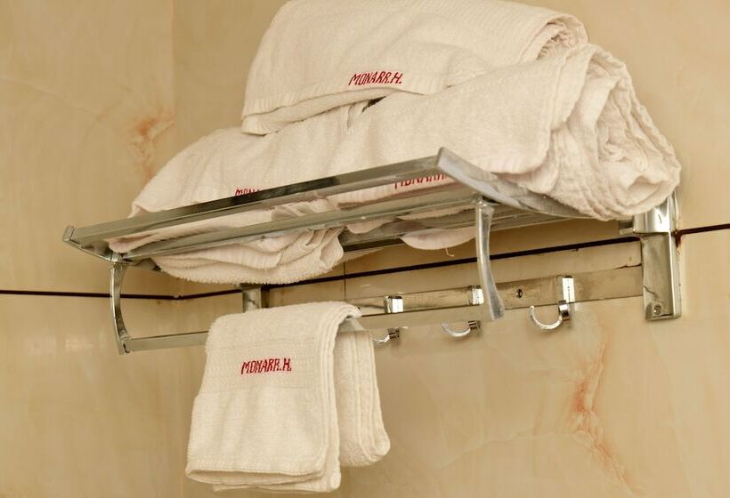 בית מלון כפרי Monarch Center Point Near Dahanu Beach, Bordi