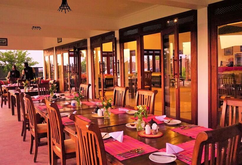 Отель Moyoni Airport Lodge