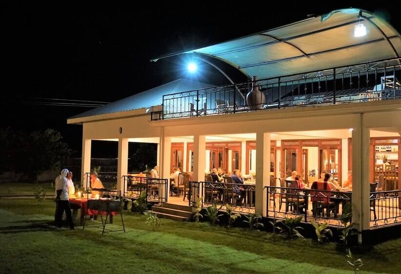 Отель Moyoni Airport Lodge