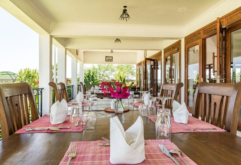 Отель Moyoni Airport Lodge