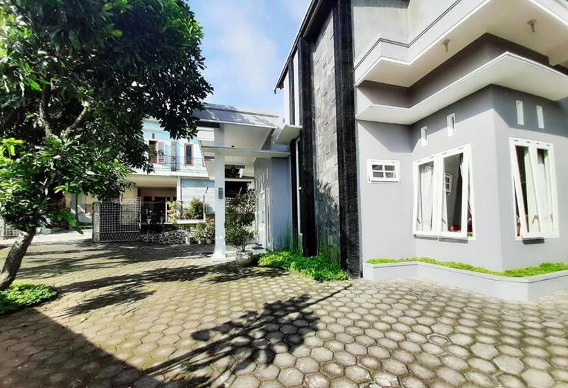 Отель Villa Monesa Tretes