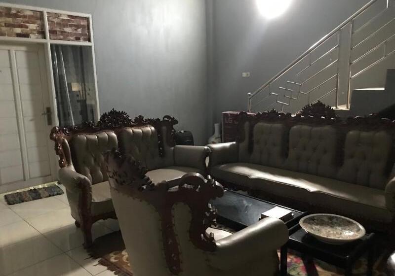 펜션 The Carstensz Homestay