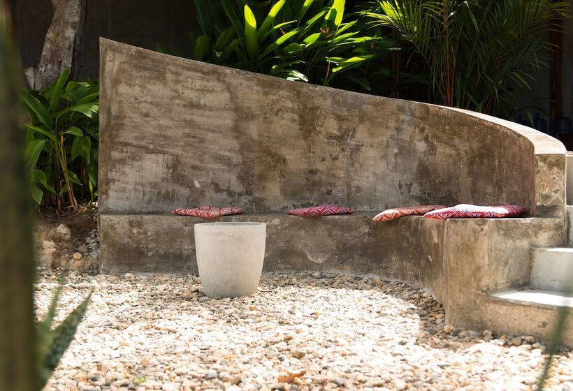 Beso Hilltop Retreat   Hostel