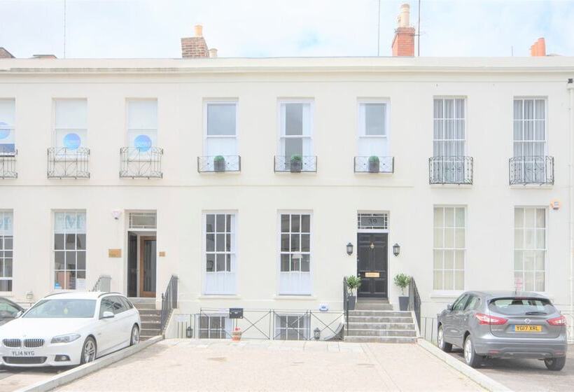 ホテル Luxury Apartments   Rodney Road