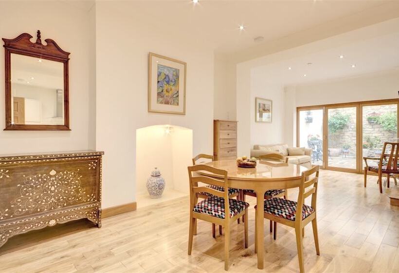 ホテル Luxury Apartments   Rodney Road