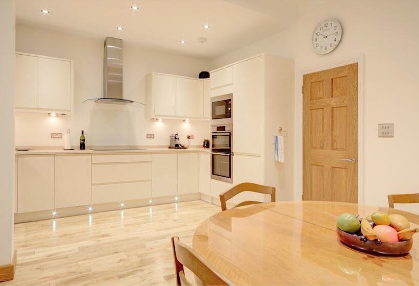 ホテル Luxury Apartments   Rodney Road