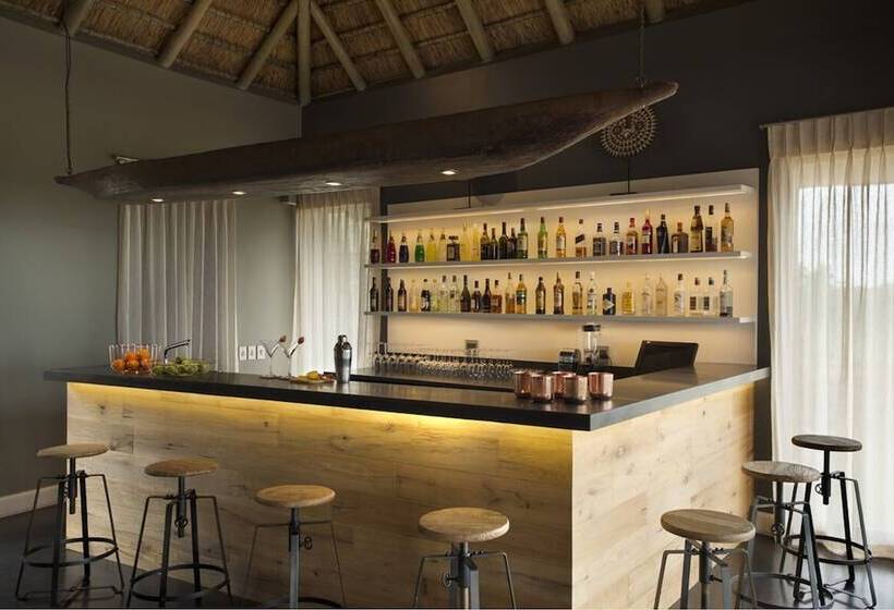 בית מלון כפרי Mhondoro Safari Lodge & Villa