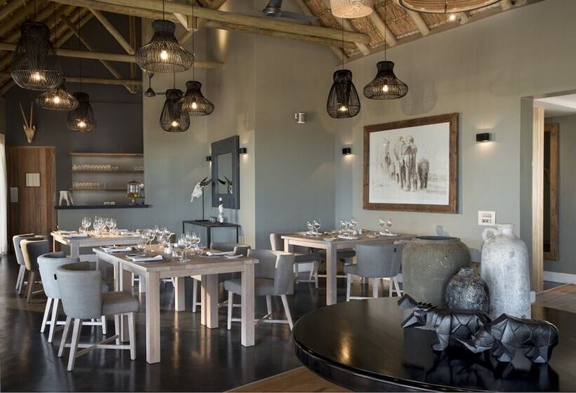 فندق Mhondoro Safari Lodge & Villa