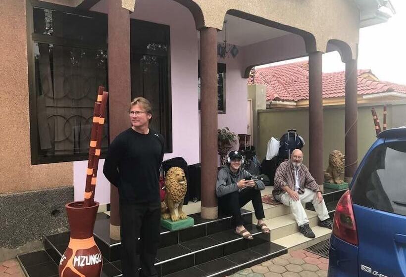 پانسیون Mzunguu Safari Lodge