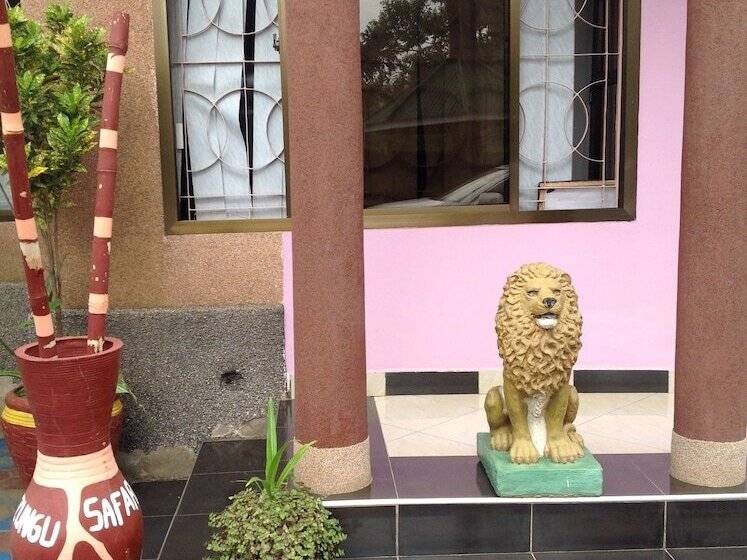 پانسیون Mzunguu Safari Lodge