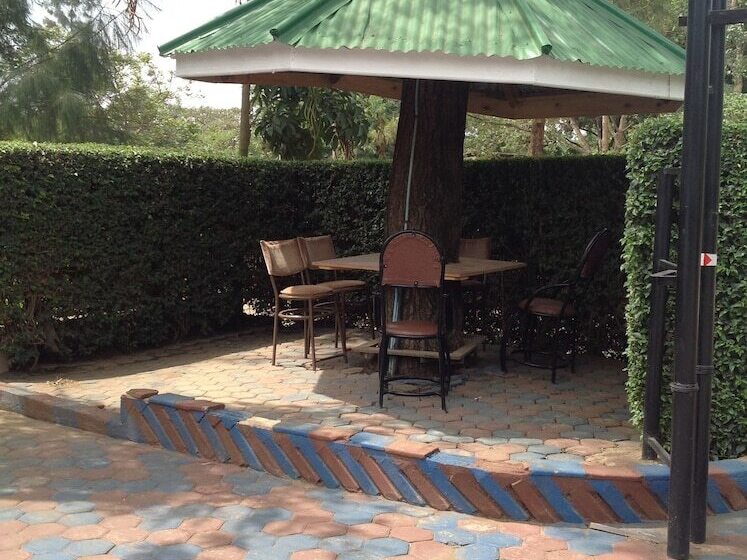 پانسیون Mzunguu Safari Lodge