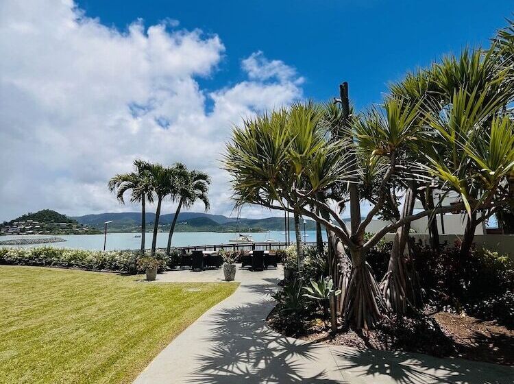 בית מלון כפרי At Marina Shores