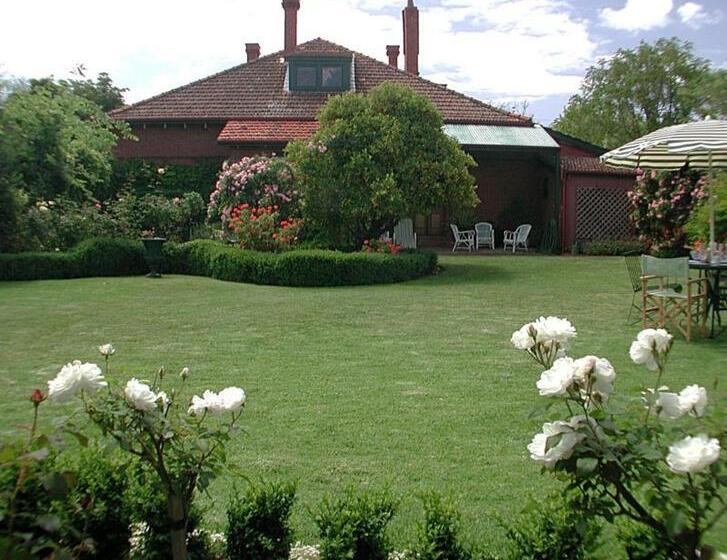 בית מלון כפרי Buxton Manor