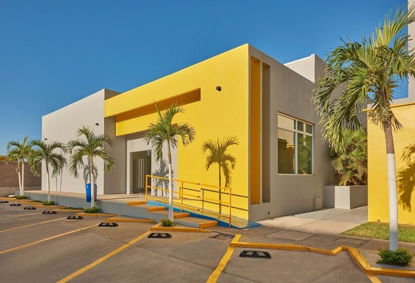 בית מלון כפרי City Express By Marriott Los Mochis