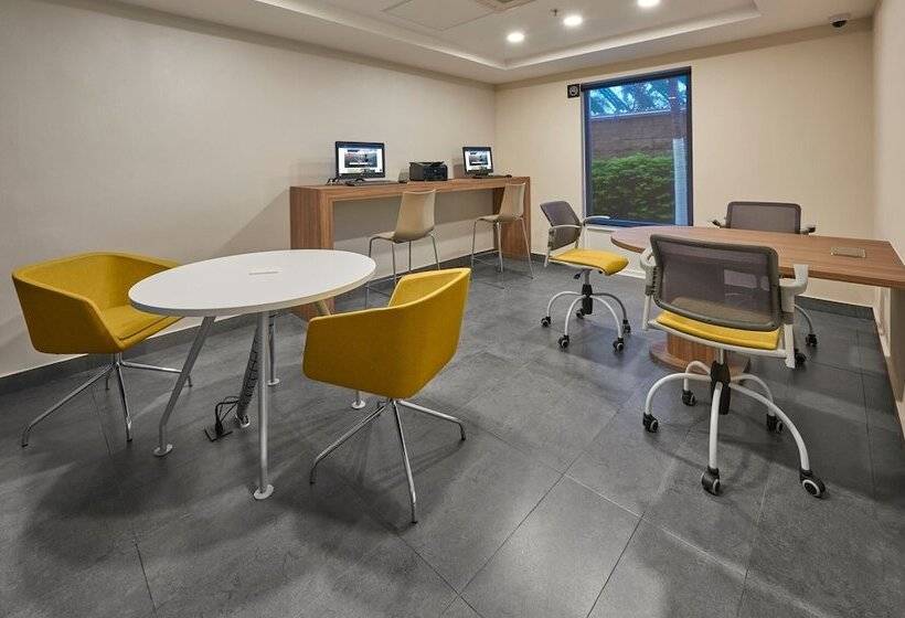 בית מלון כפרי City Express By Marriott Los Mochis