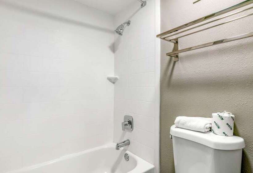 فندق Clarion Inn