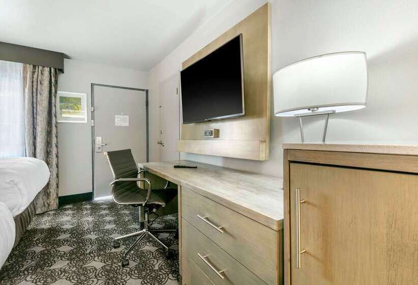 فندق Clarion Inn