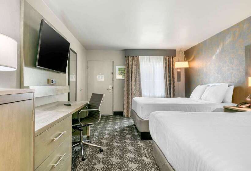 فندق Clarion Inn