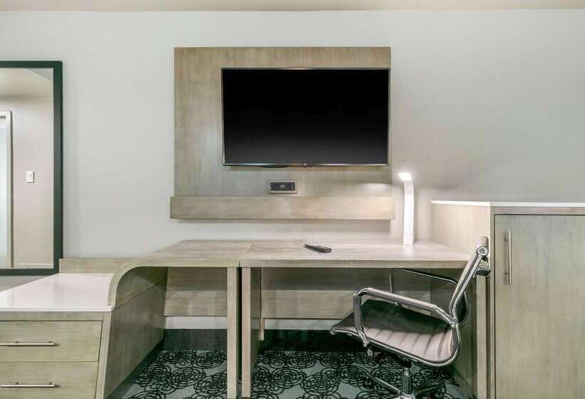 فندق Clarion Inn