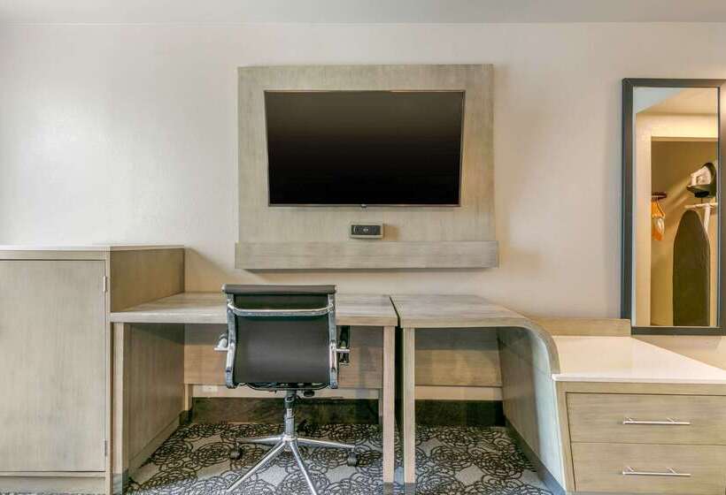 فندق Clarion Inn