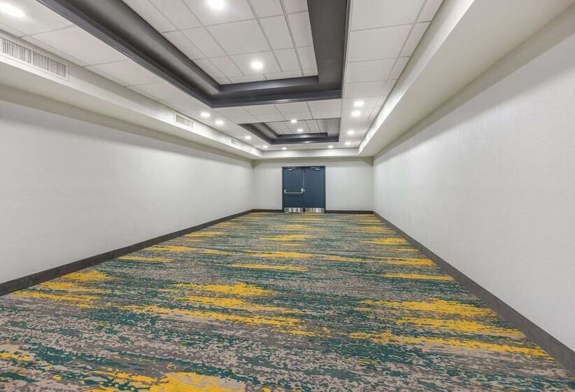 فندق Clarion Inn