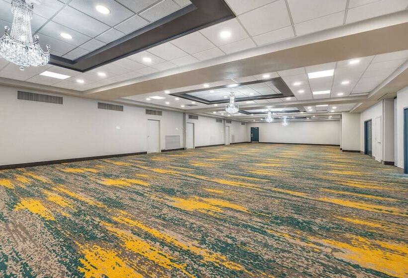 فندق Clarion Inn