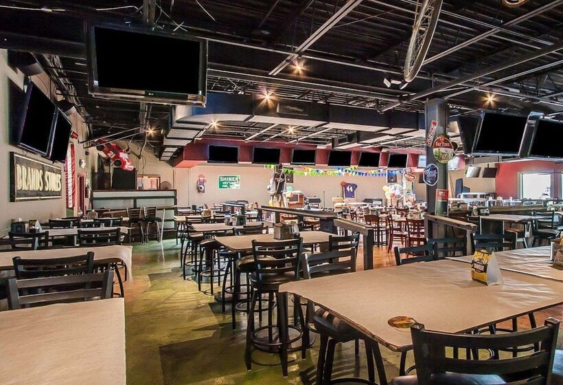 فندق Clarion Inn