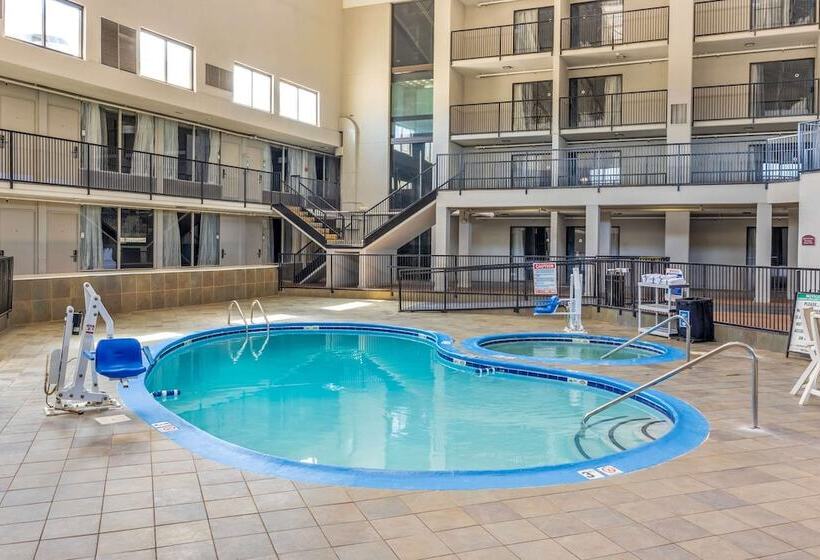 فندق Clarion Inn