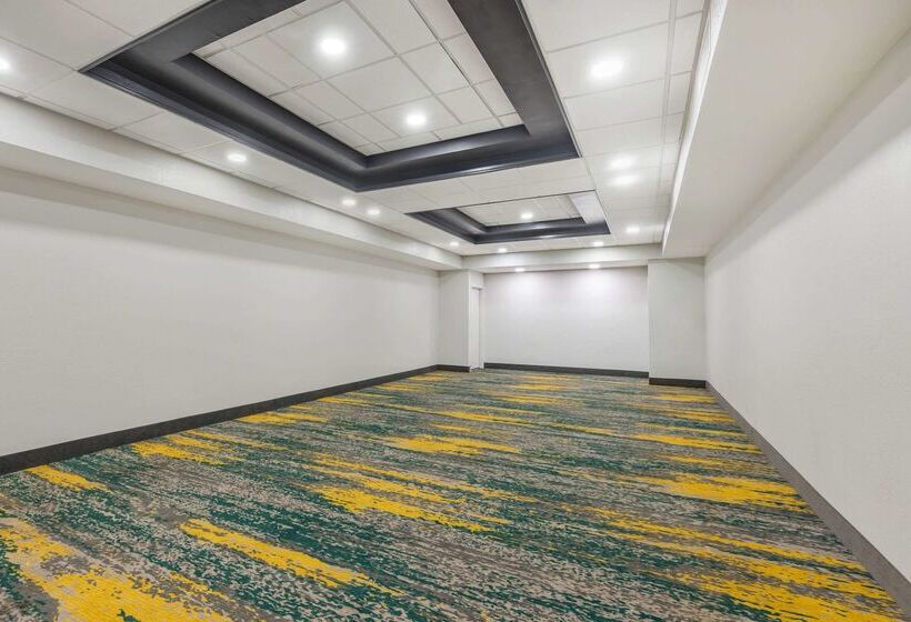 فندق Clarion Inn