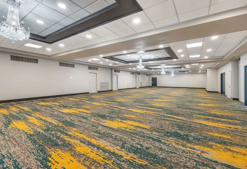 فندق Clarion Inn