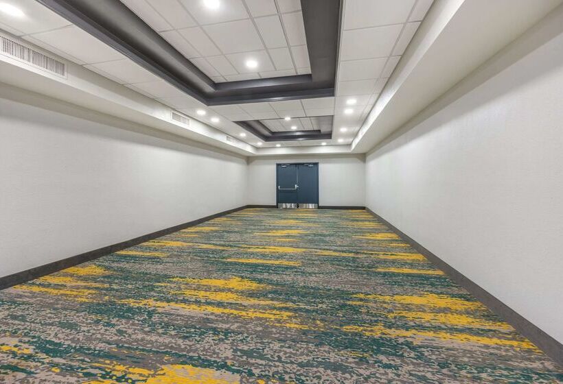 فندق Clarion Inn