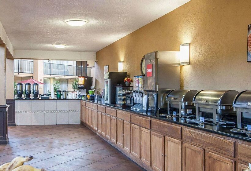 فندق Clarion Inn