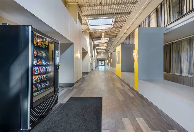 فندق Clarion Inn