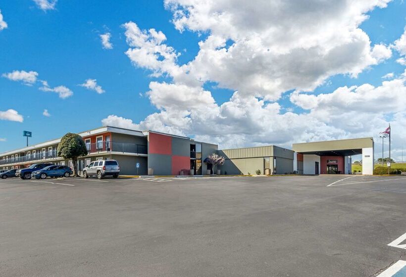 فندق Clarion Inn