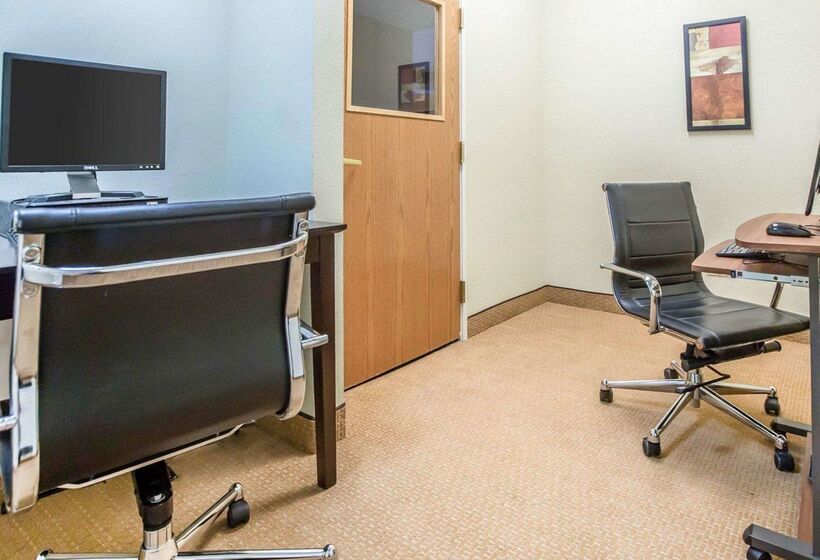 Отель Comfort Inn & Suites Near Tinley Park Amphitheater
