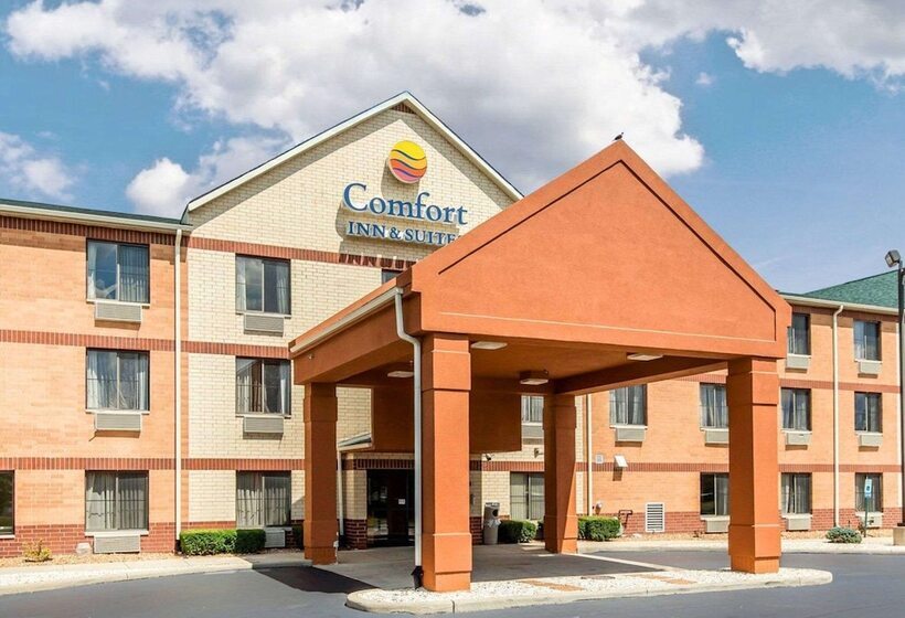 Отель Comfort Inn & Suites Near Tinley Park Amphitheater