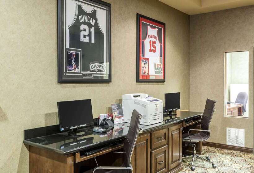 ホテル Comfort Suites Alamo Riverwalk