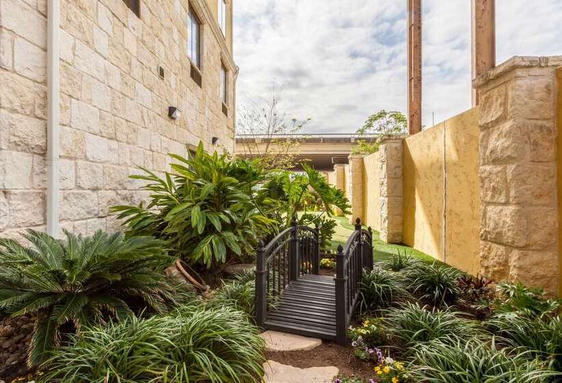 ホテル Comfort Suites Alamo Riverwalk