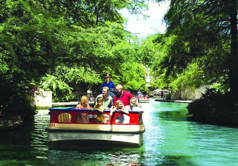 ホテル Comfort Suites Alamo Riverwalk