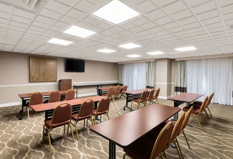 فندق Comfort Suites