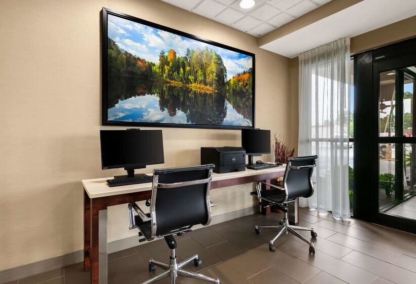 فندق Comfort Suites