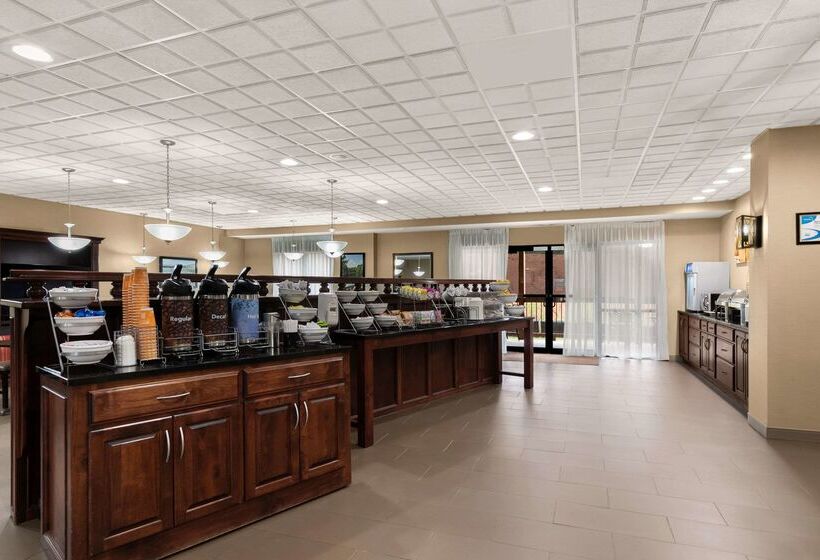 فندق Comfort Suites