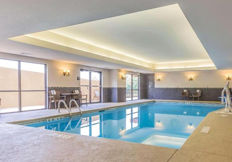 فندق Comfort Suites